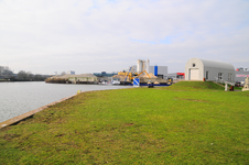 903910 Gezicht op de toegang tot de Kernhaven (links) en het Uraniumkanaal te Utrecht, vanaf het einde van de ...